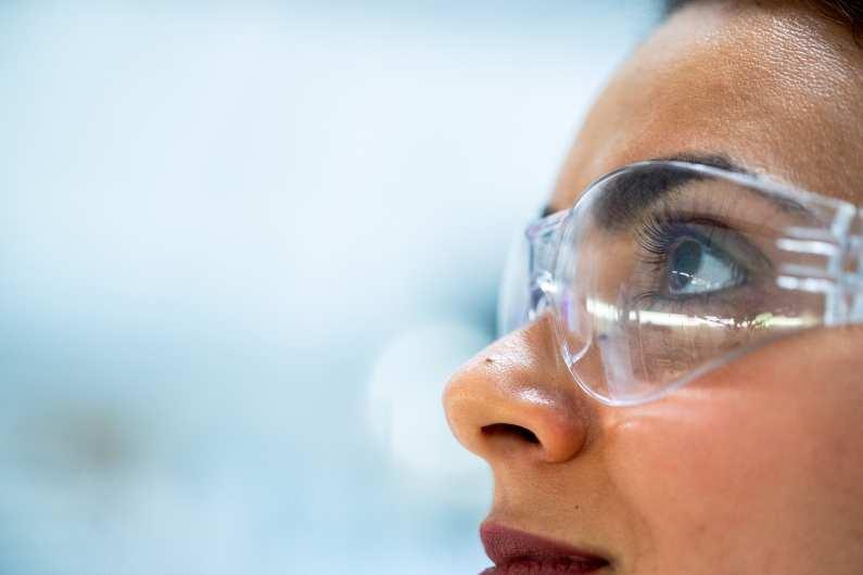 mujer con gafas protectoras